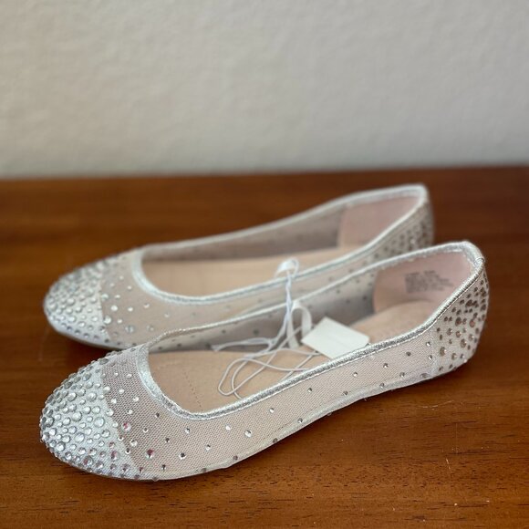 NWT De Blossom Collection Womens Silver Embellished Ballet Flats Size 6.5 - Picture 1 of 10